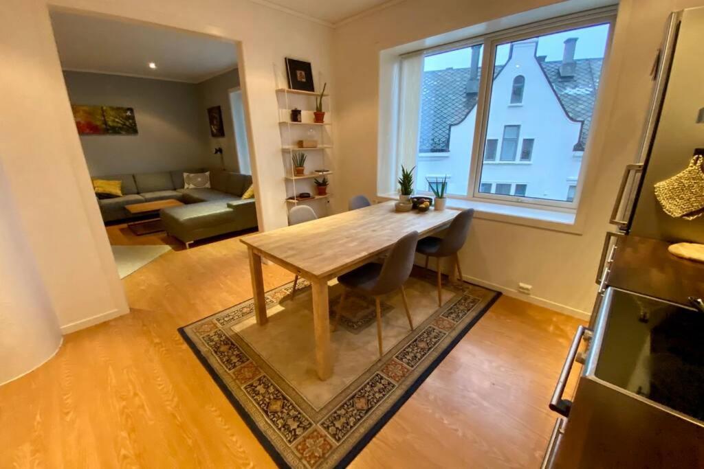 Nice And Central Apartment In Quiet Area Олесунн Экстерьер фото